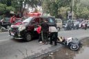 Dua korban kecelakaan di jalan raya Gedangan, Sidoarjo, dievakuasi petugas.