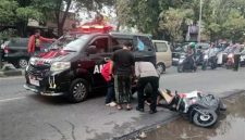 Dua korban kecelakaan di jalan raya Gedangan, Sidoarjo, dievakuasi petugas.