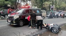 Dua korban kecelakaan di jalan raya Gedangan, Sidoarjo, dievakuasi petugas.