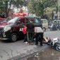 Dua korban kecelakaan di jalan raya Gedangan, Sidoarjo, dievakuasi petugas.