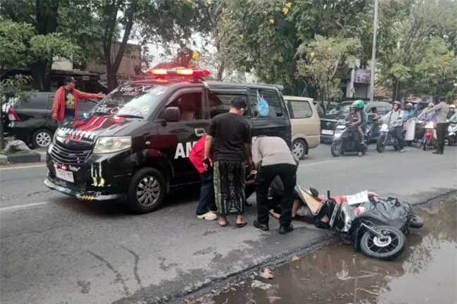 Dua korban kecelakaan di jalan raya Gedangan, Sidoarjo, dievakuasi petugas.