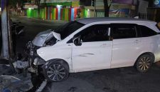 Kondisi mobil Toyota Avanza yang terlibat kecelakaan di jalan Gus Dur,  Desa Candimulyo, Jombang, sebelum dievakuasi petugas.