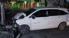 Kondisi mobil Toyota Avanza yang terlibat kecelakaan di jalan Gus Dur,  Desa Candimulyo, Jombang, sebelum dievakuasi petugas.