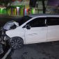 Kondisi mobil Toyota Avanza yang terlibat kecelakaan di jalan Gus Dur,  Desa Candimulyo, Jombang, sebelum dievakuasi petugas.