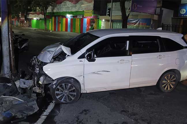 Kondisi mobil Toyota Avanza yang terlibat kecelakaan di jalan Gus Dur,  Desa Candimulyo, Jombang, sebelum dievakuasi petugas.