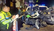 Polisi mengamankan sepeda motor korban dari lokasi kejadian di simpang empat Kelpuhkembeng, Kecamatan Peterongan, Jombang.