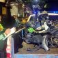 Polisi mengamankan sepeda motor korban dari lokasi kejadian di simpang empat Kelpuhkembeng, Kecamatan Peterongan, Jombang.