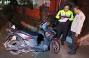 Petugas sedang melakukan olah TKP di lokasi kejadian, jalan Dusun Sentanan, Desa Krembangan, Kecamatna Gudo, Jombang.