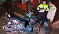 Petugas sedang melakukan olah TKP di lokasi kejadian, jalan Dusun Sentanan, Desa Krembangan, Kecamatna Gudo, Jombang.