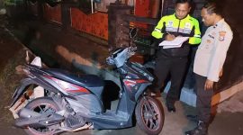 Petugas sedang melakukan olah TKP di lokasi kejadian, jalan Dusun Sentanan, Desa Krembangan, Kecamatna Gudo, Jombang.