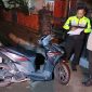Petugas sedang melakukan olah TKP di lokasi kejadian, jalan Dusun Sentanan, Desa Krembangan, Kecamatna Gudo, Jombang.