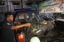Petugas mengamankan kendaraan yang terlibat dalam kecelakaan di Jalan Raya Desa Mojokrapak, Kecamatan Tembelang, Kabupaten Jombang.