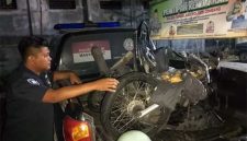 Petugas mengamankan kendaraan yang terlibat dalam kecelakaan di Jalan Raya Desa Mojokrapak, Kecamatan Tembelang, Kabupaten Jombang.