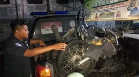 Petugas mengamankan kendaraan yang terlibat dalam kecelakaan di Jalan Raya Desa Mojokrapak, Kecamatan Tembelang, Kabupaten Jombang.