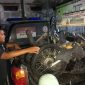 Petugas mengamankan kendaraan yang terlibat dalam kecelakaan di Jalan Raya Desa Mojokrapak, Kecamatan Tembelang, Kabupaten Jombang.
