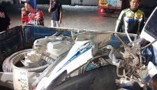 Sepeda motor yang terlibat kecelakaan dengan truk di jalan raya Nurcholish Madjid, Desa Tunggorono, Kecamatan/Kabupaten Jombang.
