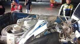 Sepeda motor yang terlibat kecelakaan dengan truk di jalan raya Nurcholish Madjid, Desa Tunggorono, Kecamatan/Kabupaten Jombang.