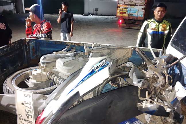 Sepeda motor yang terlibat kecelakaan dengan truk di jalan raya Nurcholish Madjid, Desa Tunggorono, Kecamatan/Kabupaten Jombang.