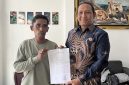 Korban dan pengacaranya usai melapor ke Polres Jombang, kasus dugaan pemerasan dan perampasan aset.