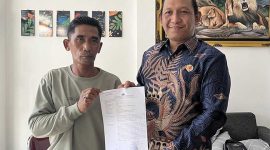 Korban dan pengacaranya usai melapor ke Polres Jombang, kasus dugaan pemerasan dan perampasan aset.