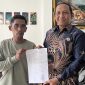 Korban dan pengacaranya usai melapor ke Polres Jombang, kasus dugaan pemerasan dan perampasan aset.