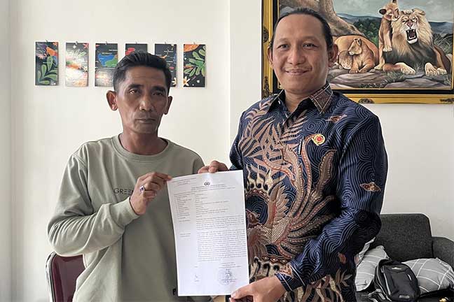 Korban dan pengacaranya usai melapor ke Polres Jombang, kasus dugaan pemerasan dan perampasan aset.