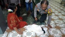 Bayi bernasib malang yang diduga ditinggalkan orang tuanya di halaman depan rumah warga Dusun Beji, Desa Sawiji, Kecamatan Jogoroto, Kabupaten Jombang.