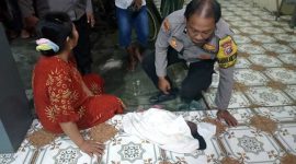 Bayi bernasib malang yang diduga ditinggalkan orang tuanya di halaman depan rumah warga Dusun Beji, Desa Sawiji, Kecamatan Jogoroto, Kabupaten Jombang.