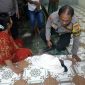Bayi bernasib malang yang diduga ditinggalkan orang tuanya di halaman depan rumah warga Dusun Beji, Desa Sawiji, Kecamatan Jogoroto, Kabupaten Jombang.