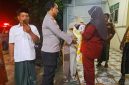 Petugas sedang merawat bayi bernasib malang usai ditemukan di teras rumah warga Dusun Beji, Desa Sawiji, Kecamatan Jogoroto, Jombang.