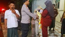 Petugas sedang merawat bayi bernasib malang usai ditemukan di teras rumah warga Dusun Beji, Desa Sawiji, Kecamatan Jogoroto, Jombang.
