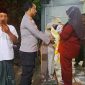 Petugas sedang merawat bayi bernasib malang usai ditemukan di teras rumah warga Dusun Beji, Desa Sawiji, Kecamatan Jogoroto, Jombang.