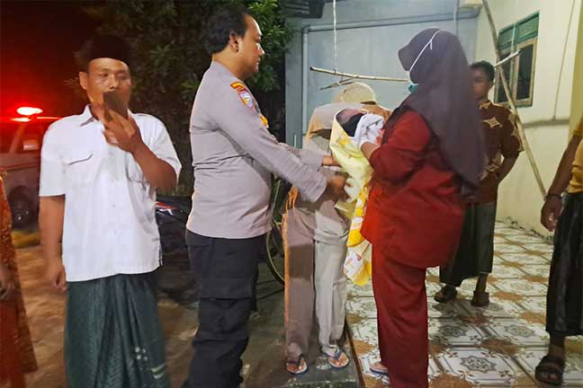 Petugas sedang merawat bayi bernasib malang usai ditemukan di teras rumah warga Dusun Beji, Desa Sawiji, Kecamatan Jogoroto, Jombang.