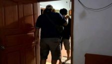 Tersangka digelandang petugas Satresnarkoba Polres Nganjuk dengan barang bukti 10,63 gram sabu-sabu.