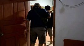 Tersangka digelandang petugas Satresnarkoba Polres Nganjuk dengan barang bukti 10,63 gram sabu-sabu.