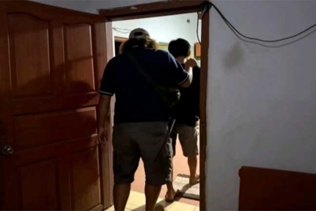 Tersangka digelandang petugas Satresnarkoba Polres Nganjuk dengan barang bukti 10,63 gram sabu-sabu.