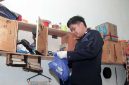 Petugas gabungan melakukan razia kamar hunian warga binaan di Lapas Kelas IIA Kediri, Jumat (29/5/2026) malam.