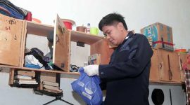 Petugas gabungan melakukan razia kamar hunian warga binaan di Lapas Kelas IIA Kediri, Jumat (29/5/2026) malam.
