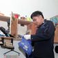 Petugas gabungan melakukan razia kamar hunian warga binaan di Lapas Kelas IIA Kediri, Jumat (29/5/2026) malam.