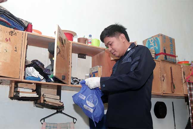 Petugas gabungan melakukan razia kamar hunian warga binaan di Lapas Kelas IIA Kediri, Jumat (29/5/2026) malam.
