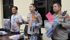 Suasana konferensi pers di Polres Pacitan terkait kasus penyiraman cairan kimia terhadap seorang pedagang tempe di Kecamatan Ngadirojo, Kabupaten Pacitan. (Foto: IST)