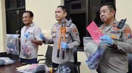 Suasana konferensi pers di Polres Pacitan terkait kasus penyiraman cairan kimia terhadap seorang pedagang tempe di Kecamatan Ngadirojo, Kabupaten Pacitan. (Foto: IST)