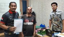 Tersangka kasus penipuan dan penggelapan sepeda motor milik kekasihnya saat diamankan polisi di Lamongan. Pelaku diduga menggadaikan motor korban setelah meminjamnya dengan dalih mengurus persiapan pernikahan.