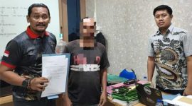 Tersangka kasus penipuan dan penggelapan sepeda motor milik kekasihnya saat diamankan polisi di Lamongan. Pelaku diduga menggadaikan motor korban setelah meminjamnya dengan dalih mengurus persiapan pernikahan.