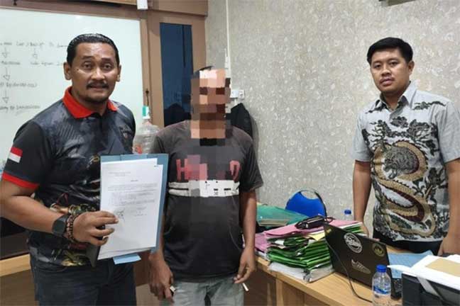 Tersangka kasus penipuan dan penggelapan sepeda motor milik kekasihnya saat diamankan polisi di Lamongan. Pelaku diduga menggadaikan motor korban setelah meminjamnya dengan dalih mengurus persiapan pernikahan.
