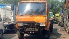 Truk Mitsubishi Fuso yang diduga terlibat tabrak lari maut di simpang empat Jalan Mastrip, Peterongan, Jombang, diamankan di Satlantas Polres Jombang usai dibawa dari Bandung Barat.