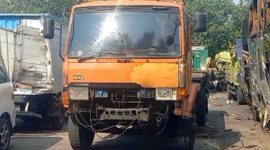 Truk Mitsubishi Fuso yang diduga terlibat tabrak lari maut di simpang empat Jalan Mastrip, Peterongan, Jombang, diamankan di Satlantas Polres Jombang usai dibawa dari Bandung Barat.