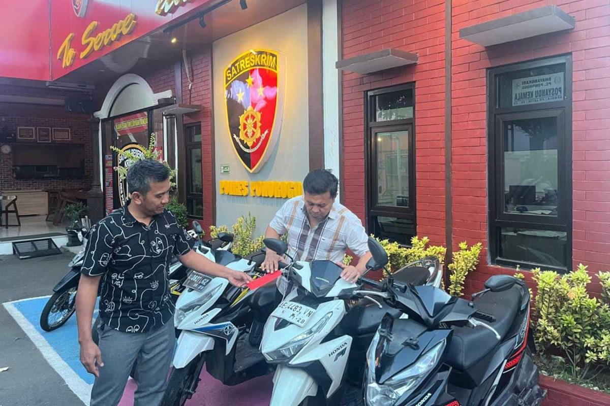 Lima sepeda motor hasil dugaan pencurian diamankan Satreskrim Polres Ponorogo sebagai barang bukti pengungkapan kasus curanmor lintas kota. Dua tersangka berhasil dibekuk setelah diduga beraksi di sejumlah lokasi di wilayah Ponorogo dan menjual motor curian melalui sistem COD.