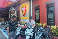 Lima sepeda motor hasil dugaan pencurian diamankan Satreskrim Polres Ponorogo sebagai barang bukti pengungkapan kasus curanmor lintas kota. Dua tersangka berhasil dibekuk setelah diduga beraksi di sejumlah lokasi di wilayah Ponorogo dan menjual motor curian melalui sistem COD.