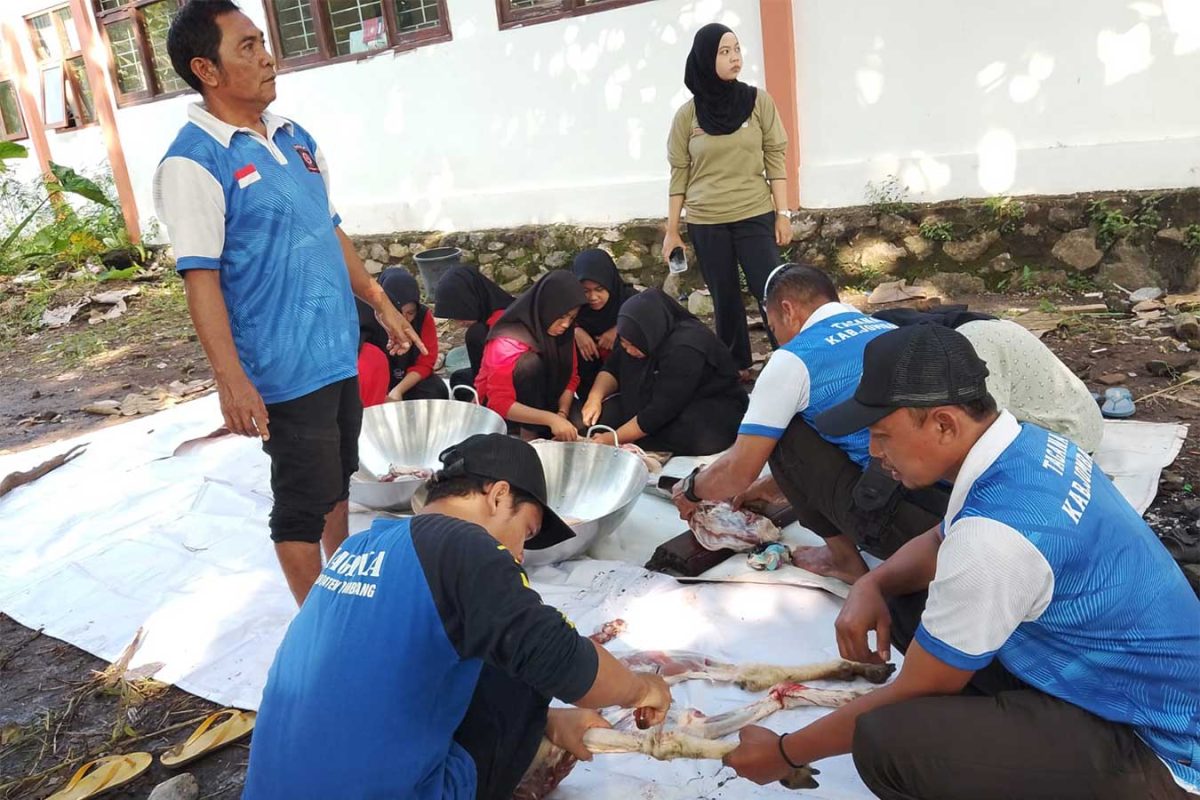 Suasana penyembelihan hewan kurban Dinsos Jombang bersama Tagana Jombang.